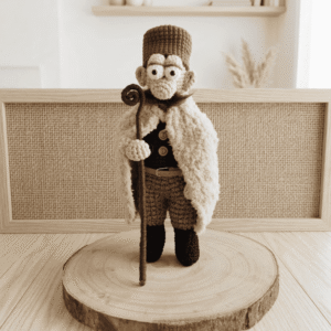 Magyar juhász horgolt figura pásztorbottal és subában.