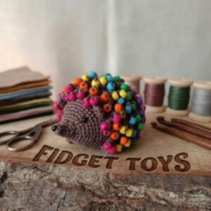 Kézműves horgolt fidget süni stresszoldó színes gyöngyökkel