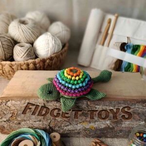 Kézműves horgolt szivárványos fidget teknős stresszoldó gyöngyökkel és kihúzható nyakkal