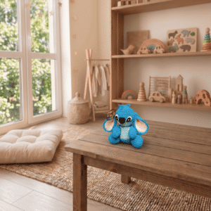 Kézzel készült amigurumi horgolt Stitch kulcstartó karikával fa asztalon