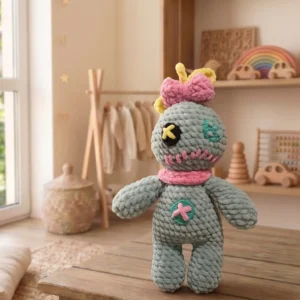 Egyedi horgolt voodoo baba bababarát fonalból, szemből